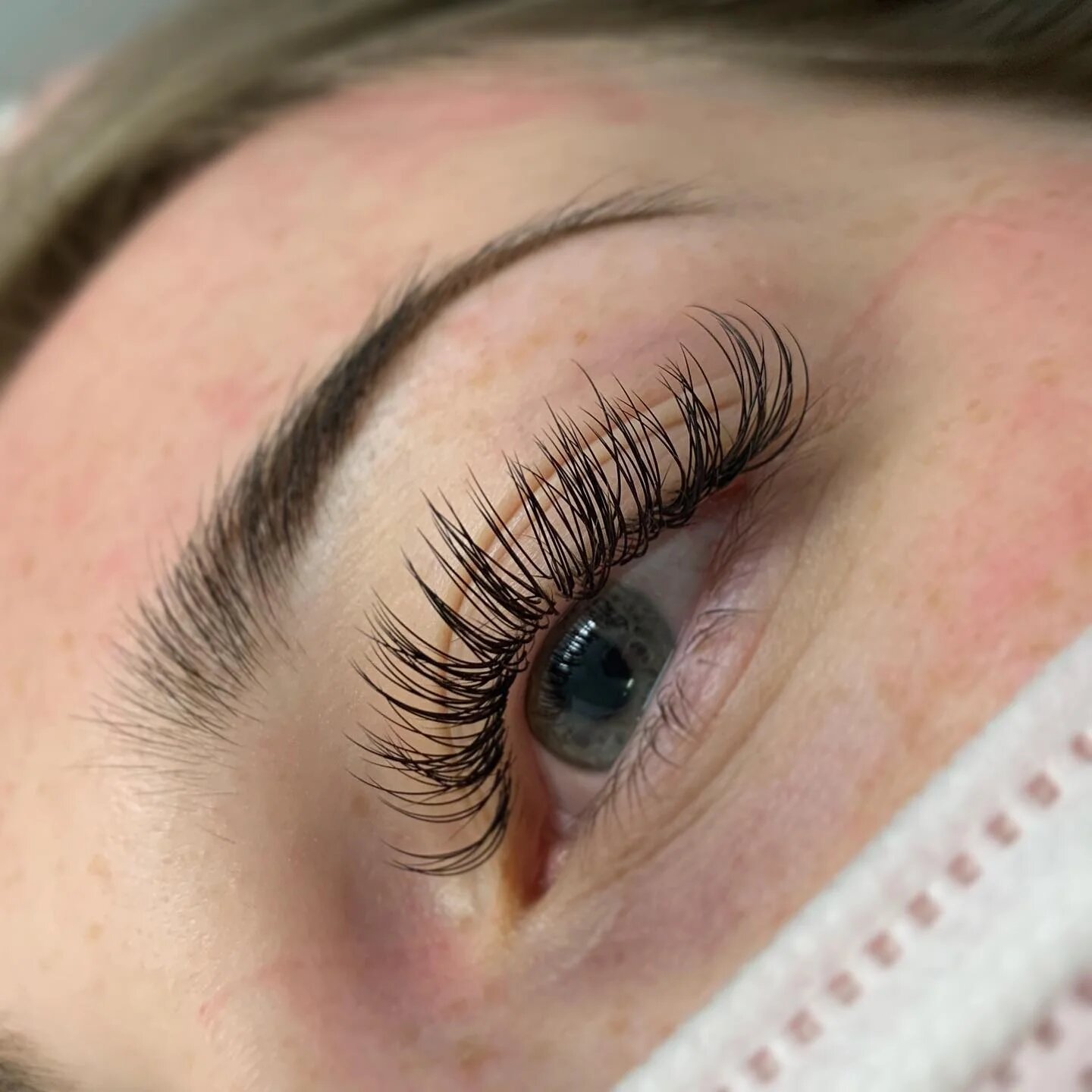 Svilene trepavice 1 na 1 (klasična tehnika) – Ladie's Makeup Novi Sad